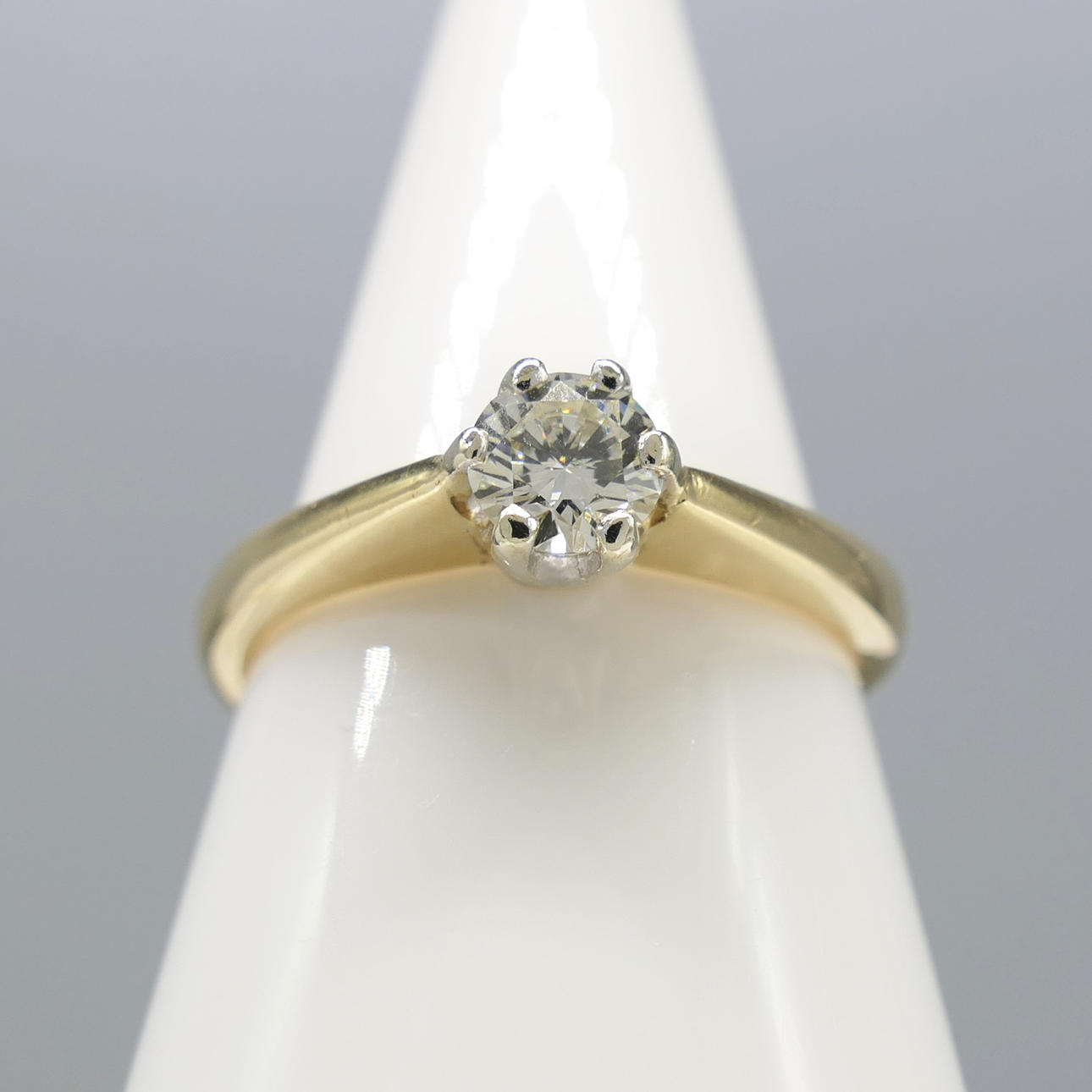SPARKLING NATURAL DIAMOND solitaire ring.