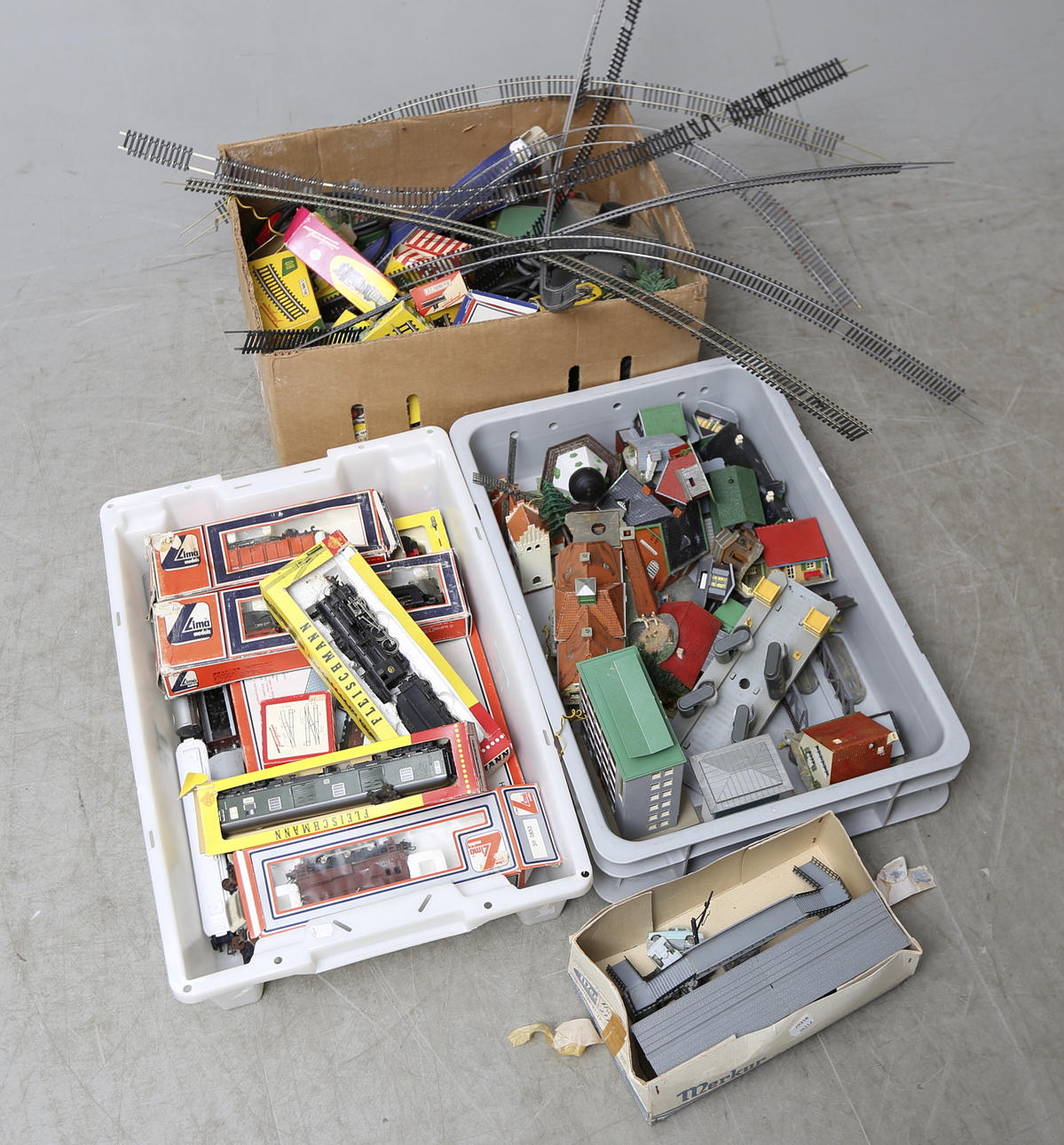 DIVERSE MODELLTÅG med delar. Fleischmann samt Lima.