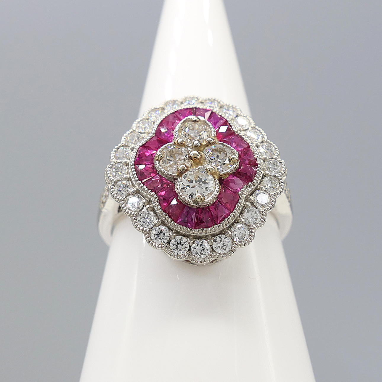 RUBY & DIAMANT Ring im Belle Epoque-Stil.