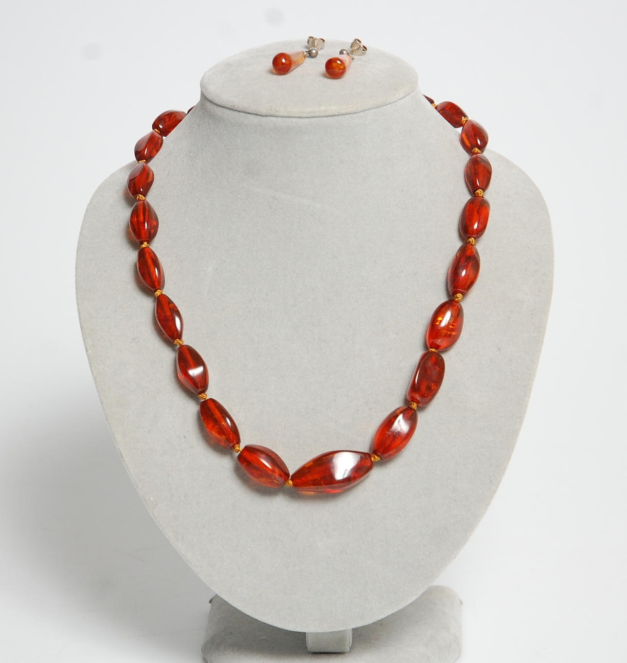 COLLIER, ÖRHÄNGE, doserat bärnsten, 1900 talets mitt.