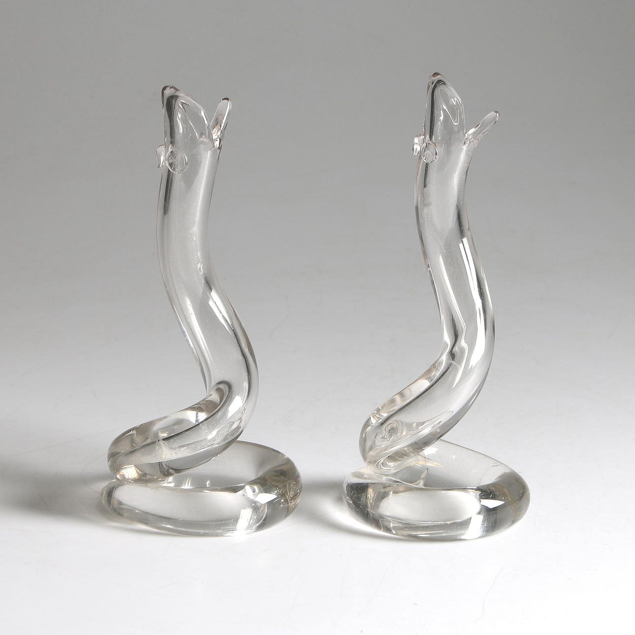 VASER / LJUSSTAKAR, glas, ormar, Trelleborgs glasbruk, 1900-talets första hälft.