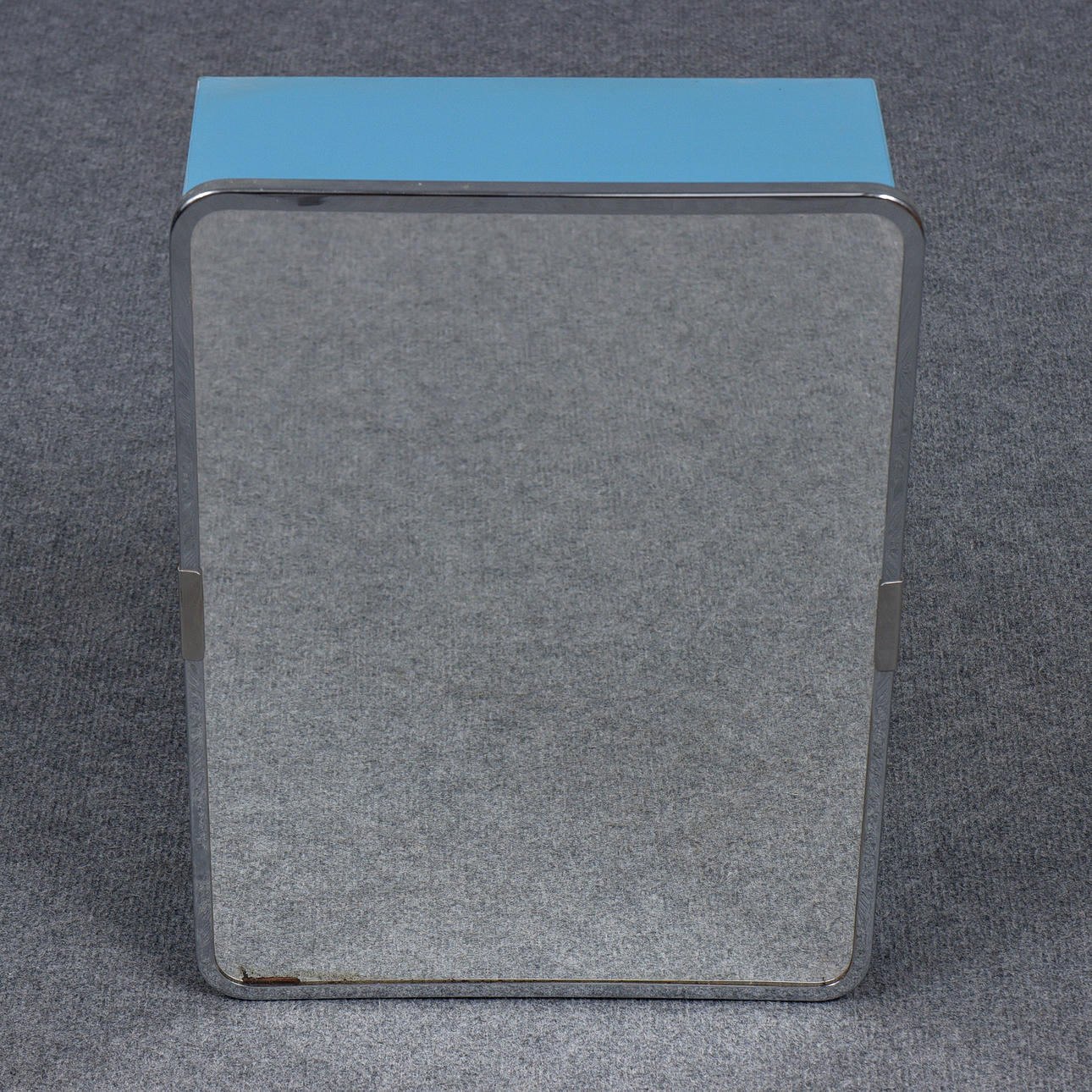 BADRUMSSKÅP I PLÅT MED SPEGEL.