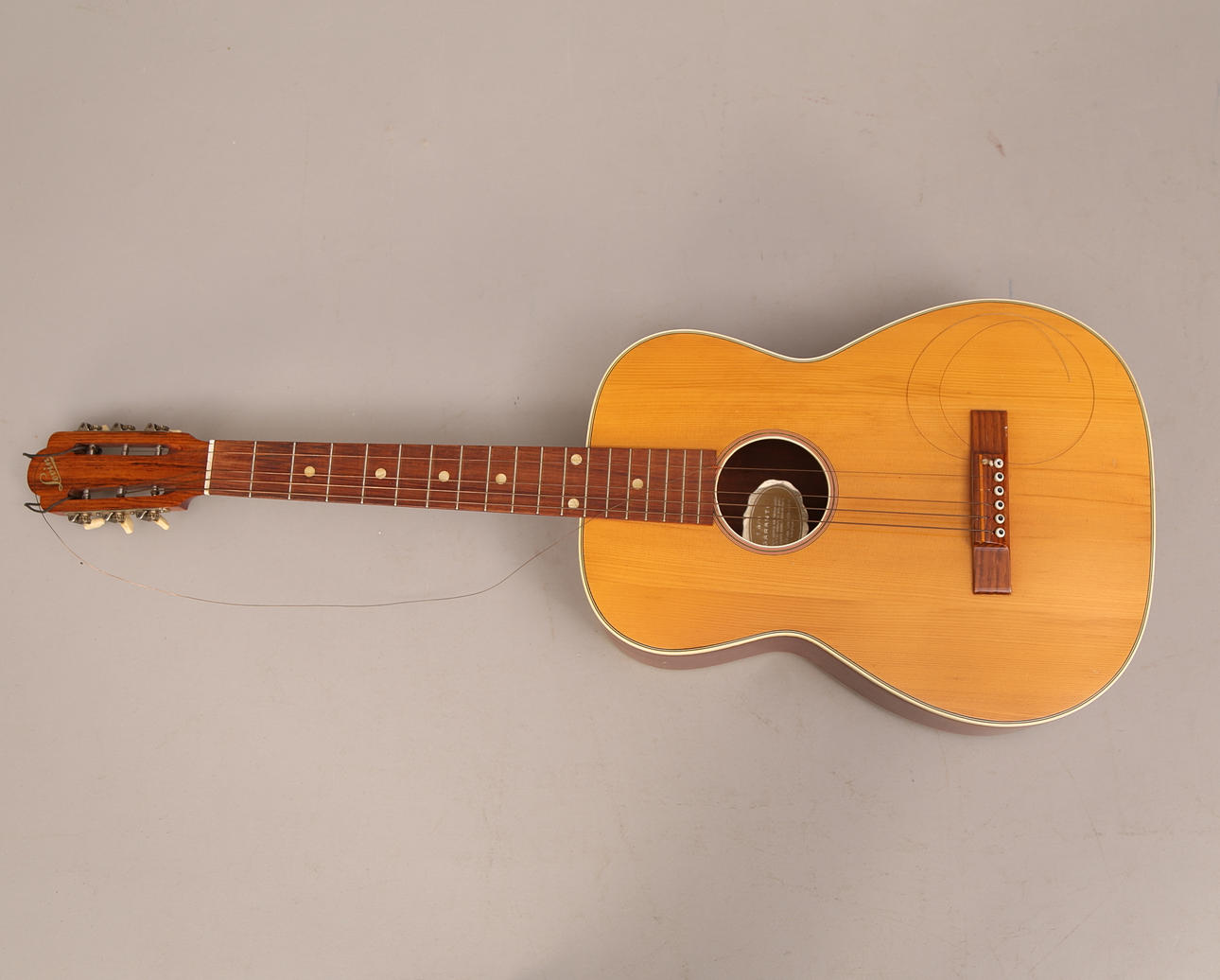 GITARR, sex strängar, Levin, tillverkningsår 1952.