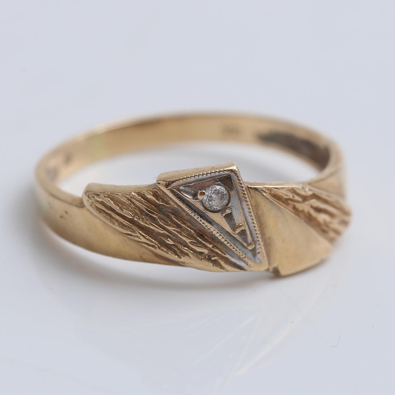 RING, 18 k guld med sten, 2,51 gram.