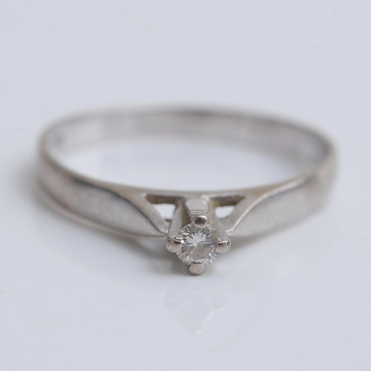 RING, 18 k vitguld, 2,28 gram.