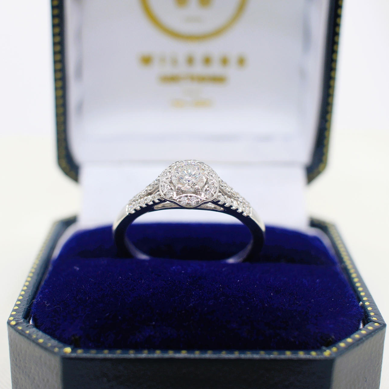 DIAMOND CLUSTER RING.