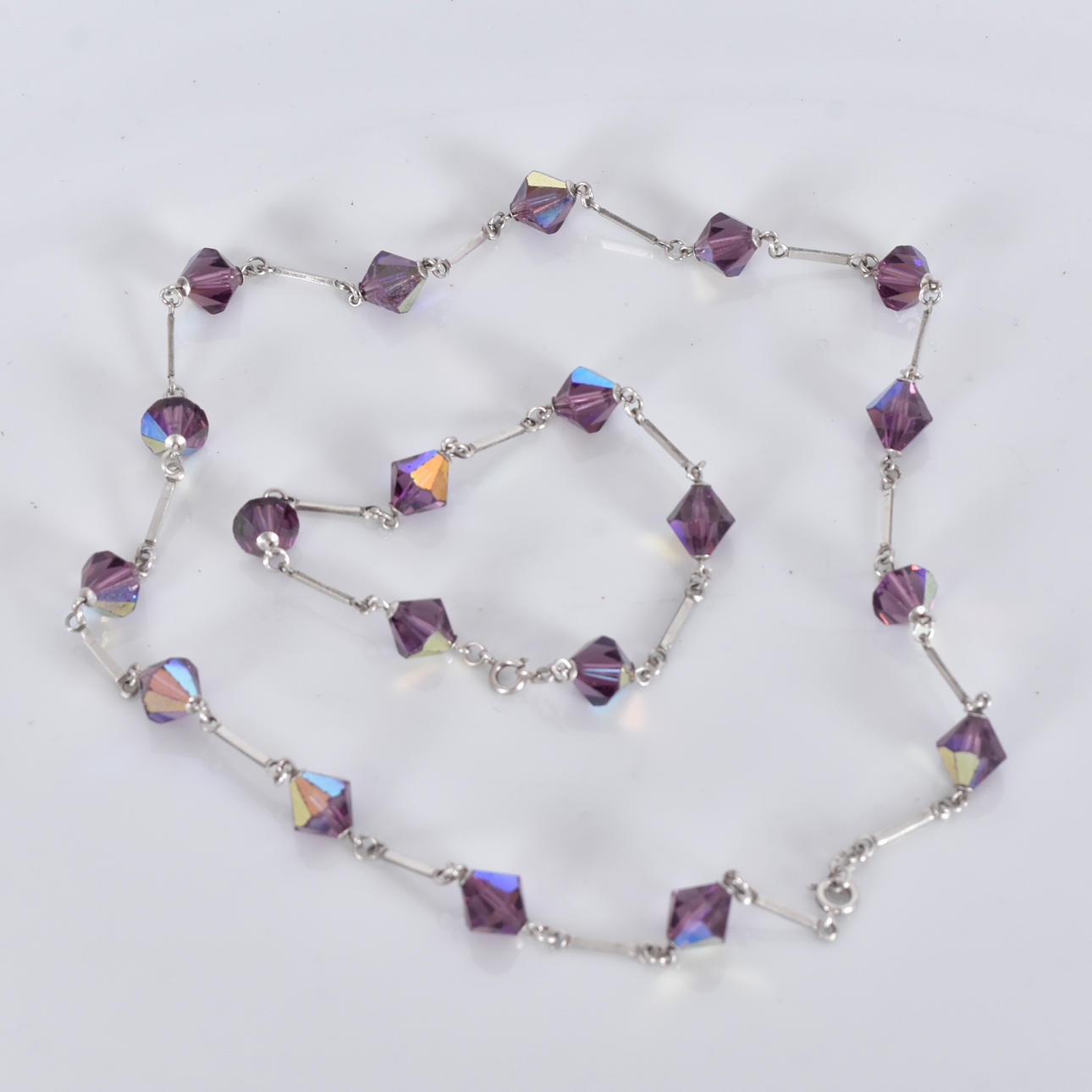COLLIER SAMT ARMBAND, silver och iriserande glas.