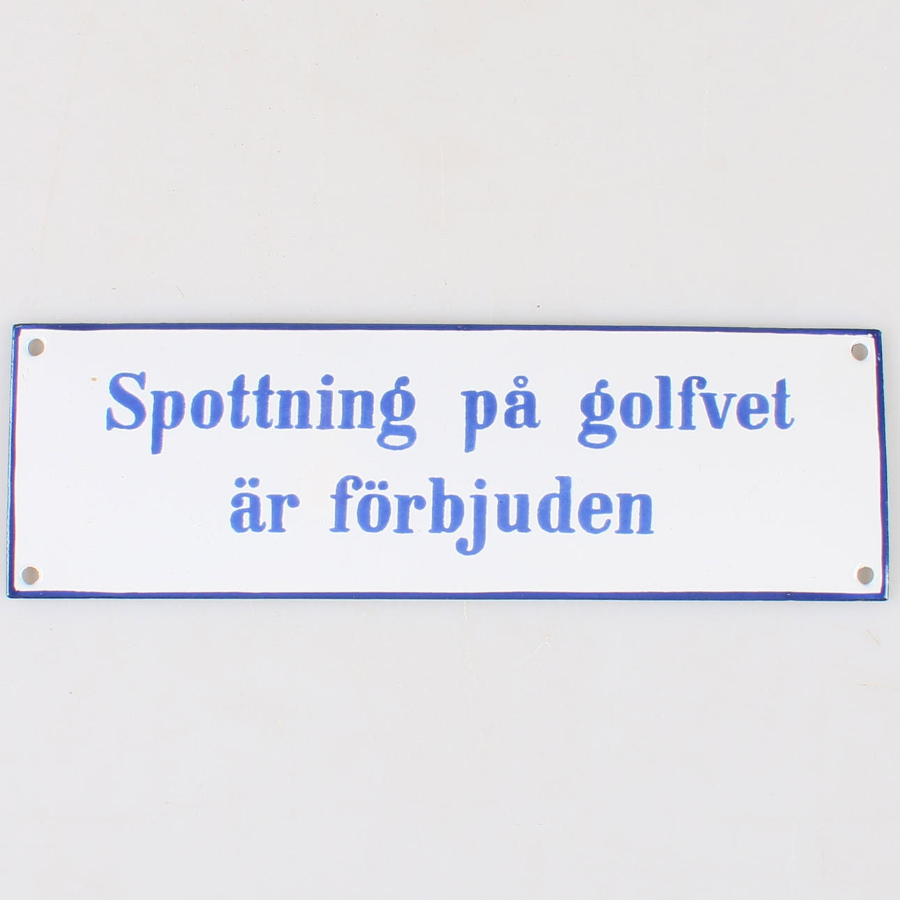 SKYLT, Emalj, "Spottning på golfvet är förbjuden", 1900-tal.