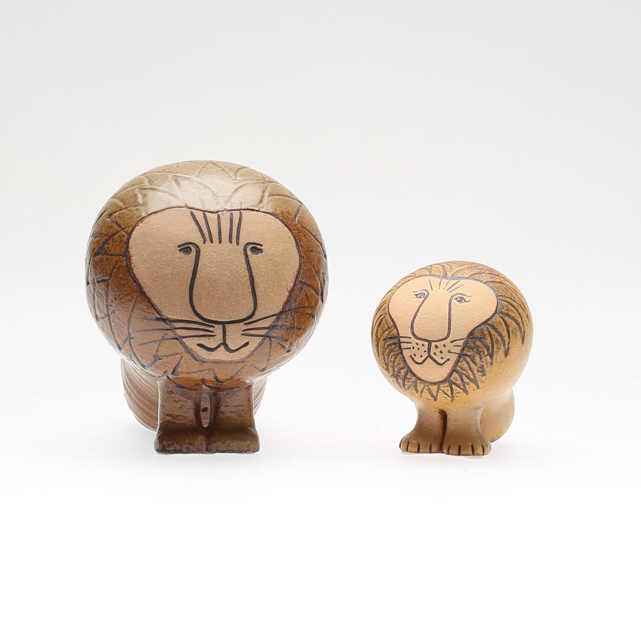 LISA LARSON. 2 st, stengods, figur, "Lejon Stor" och "Lejon Liten" ur serien Afrika, Gustavsberg.