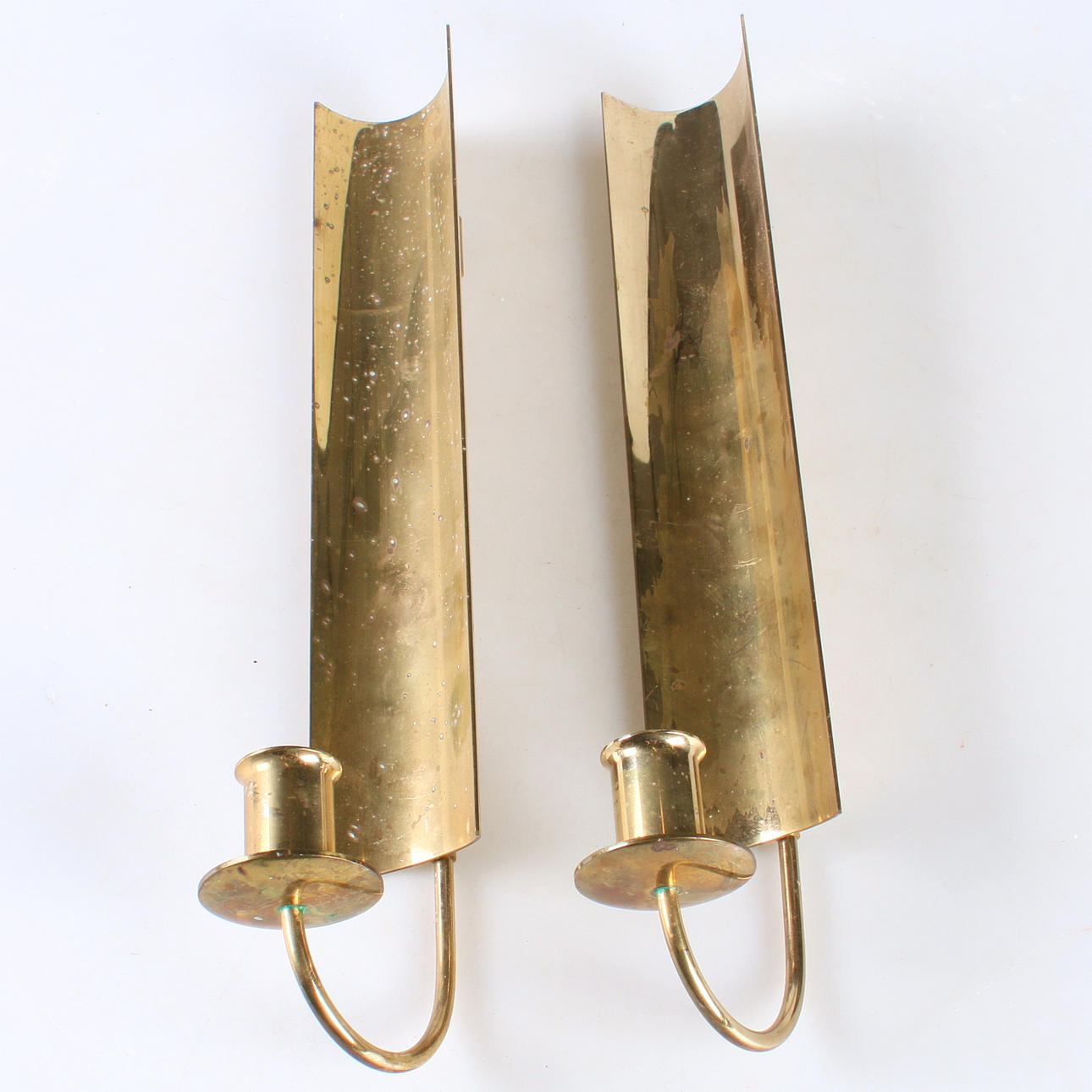 VÄGGLJUSSTAKAR, ett par, mässing, "Reflex", Pierre Forsell, Skultuna.