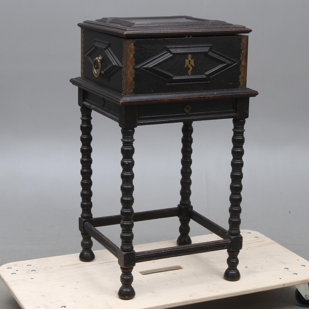 SCHATULL på benställning, barockstil, 1800/1900-tal.