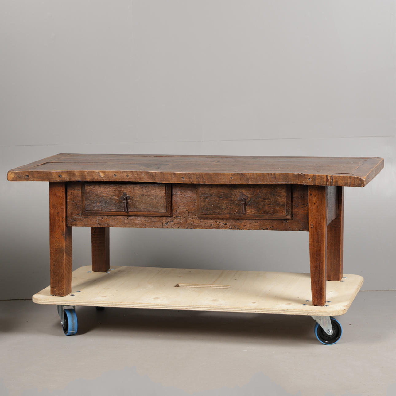 UNA MESA BAJA RÚSTICA DE MADERA DURA TEÑIDA.