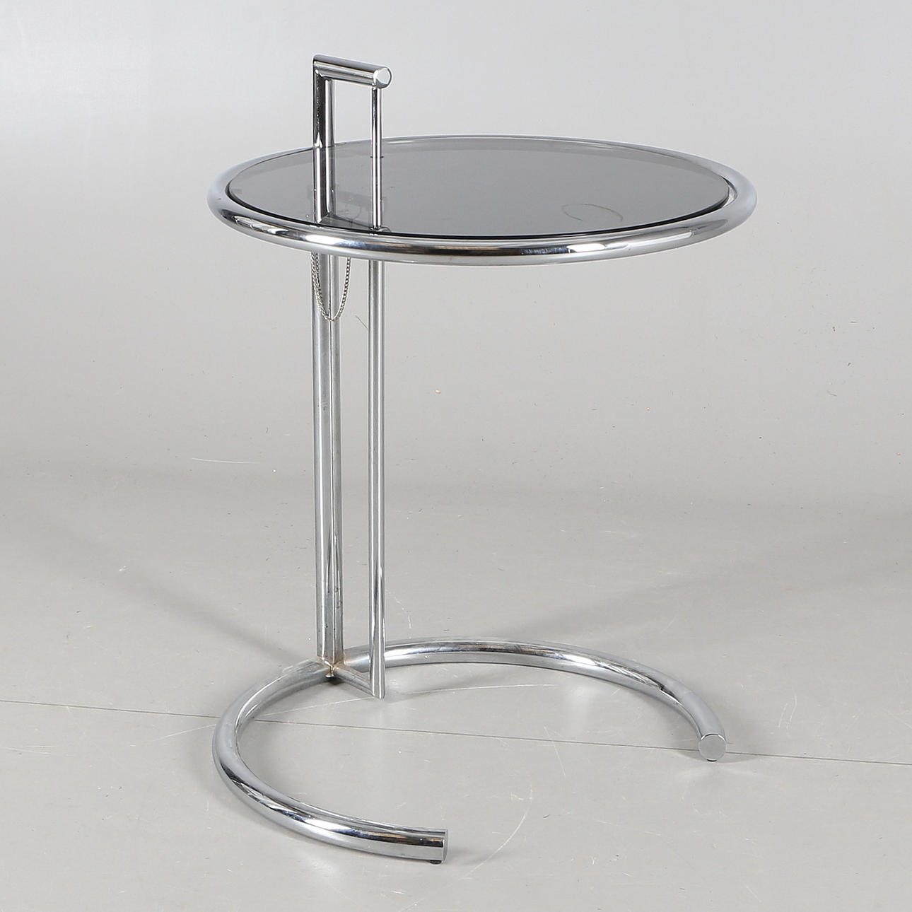 EILEEN GREY, SIDOBORD, stålrörsställning med rökfärgad glasskiva, 1900-talets senare del.