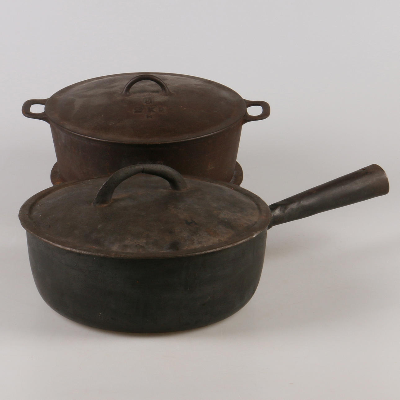 GRYTA, samt stekgryta, gjutjärn, 1900-talets första hälft.