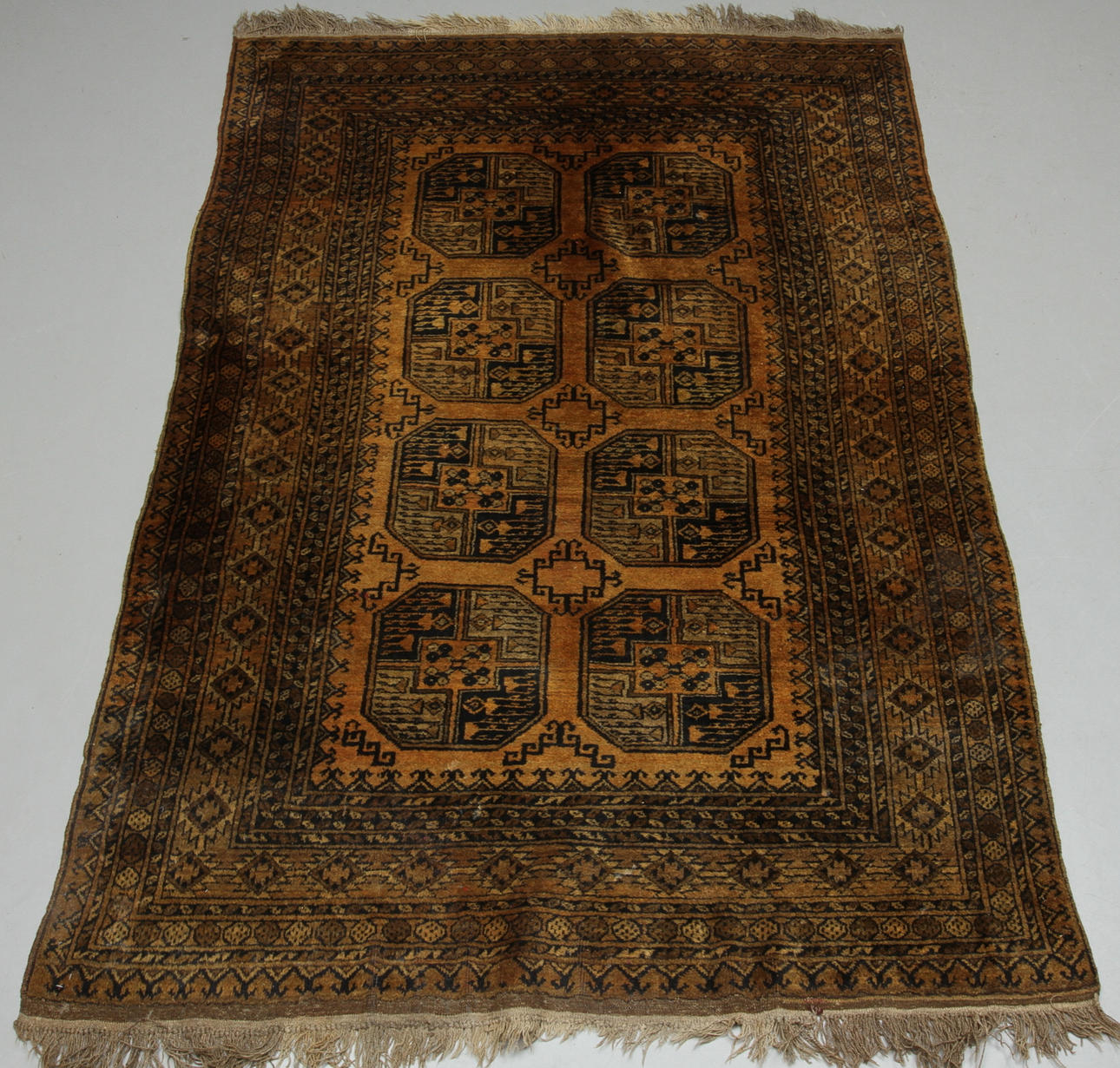 MATTA, guldafghan, ca 210 x 150 cm.