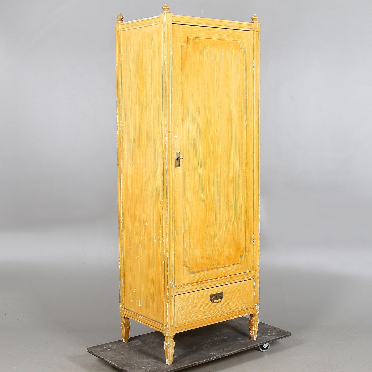 LINNESKÅP, gustaviansk stil. 1900-talets början.