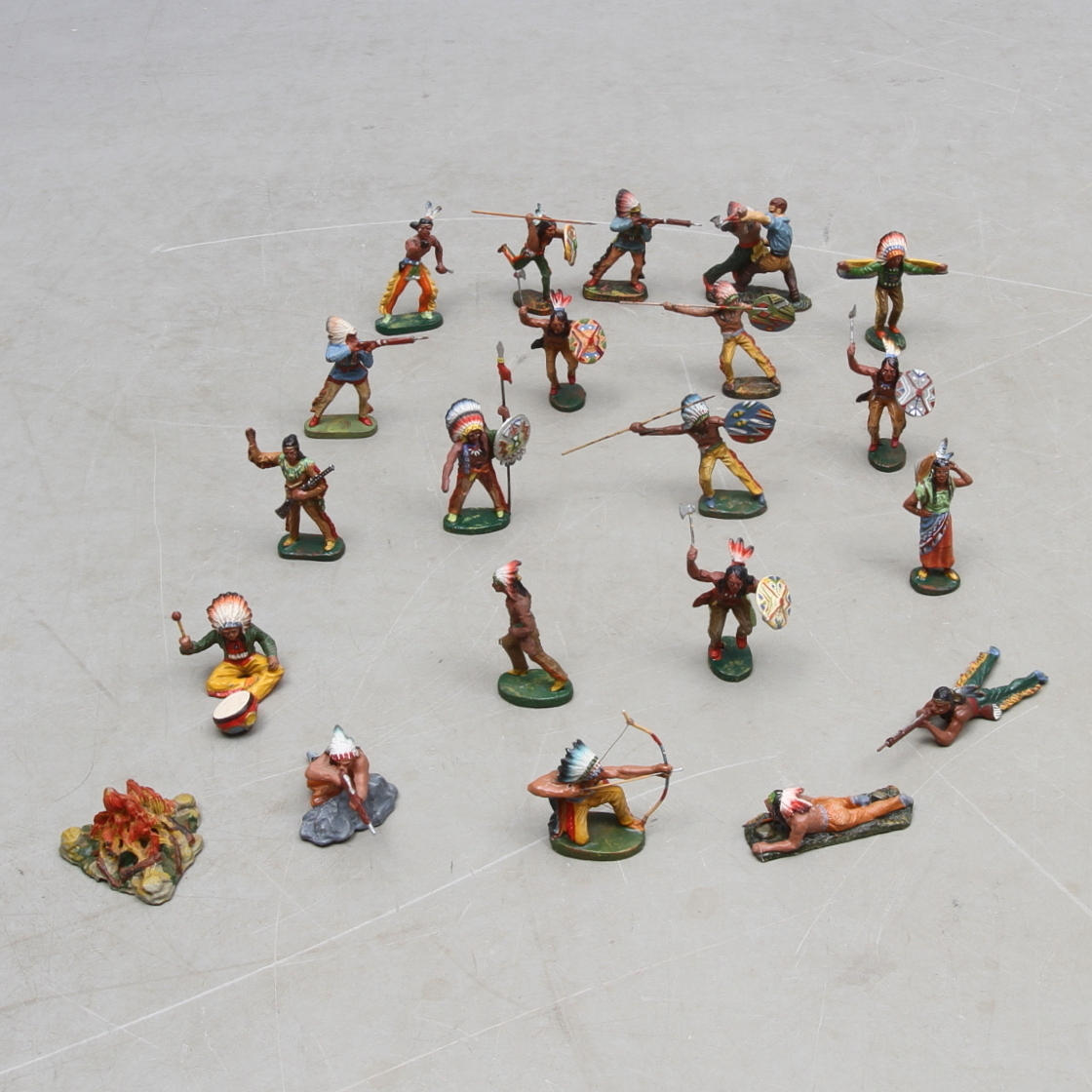 ELASTOLIN cirka 20 westernfigurer. Indianer.