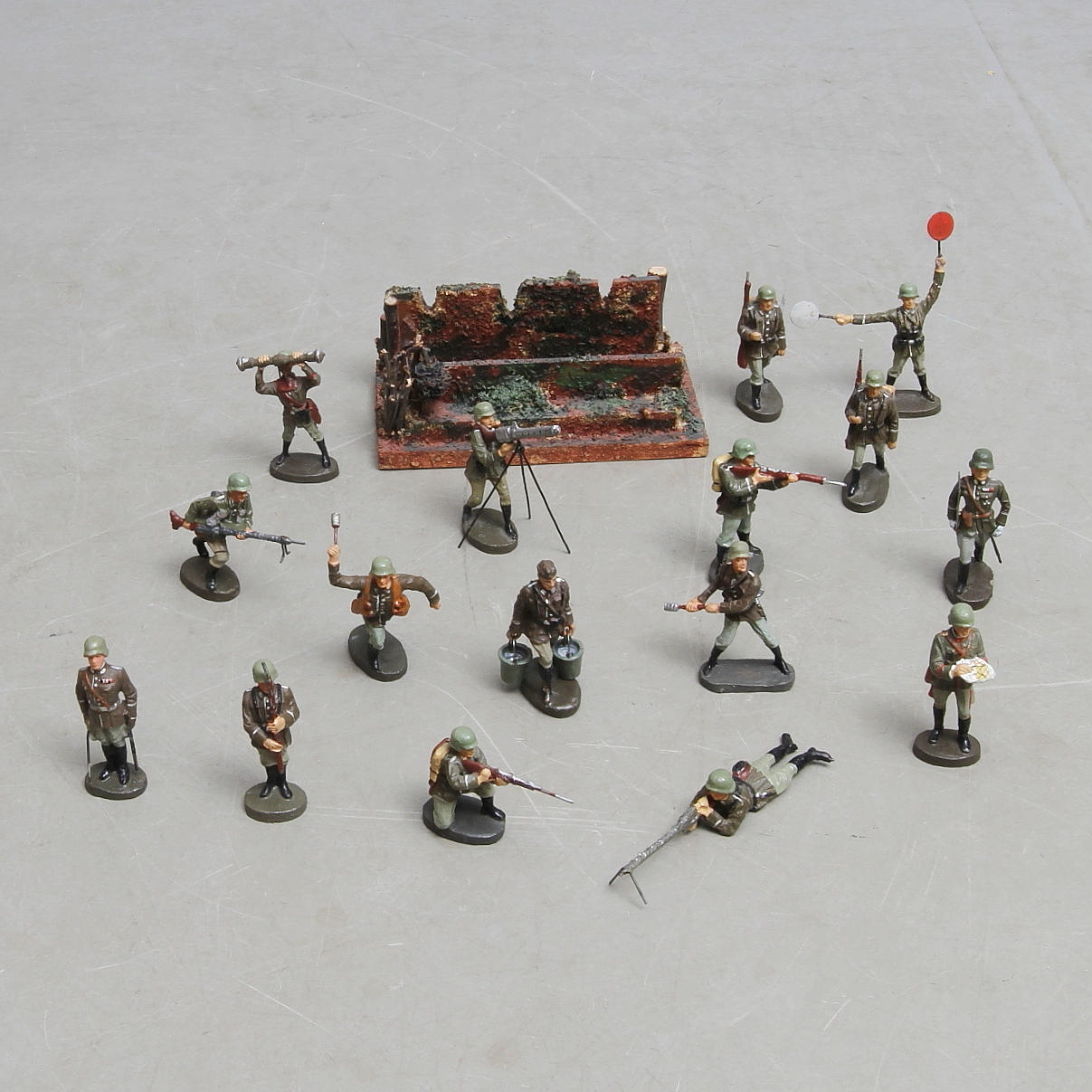 ELASTOLIN cirka 16 tyska soldater och ett skyttevärn. Cirka 1940.