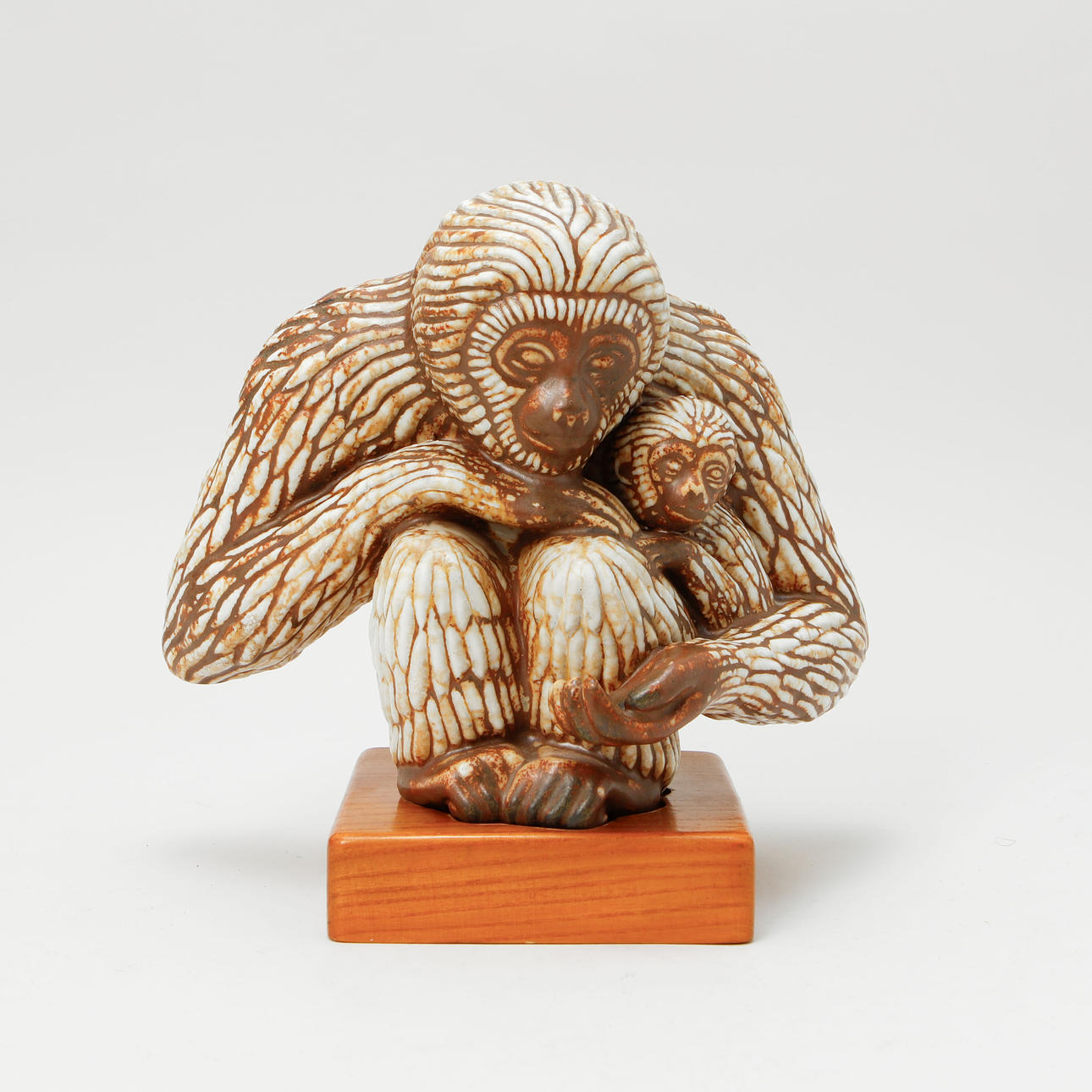 GUNNAR NYLUND. Skulptur, Gibbonapor, stengods, Rörstrand, numrerad 30/300.