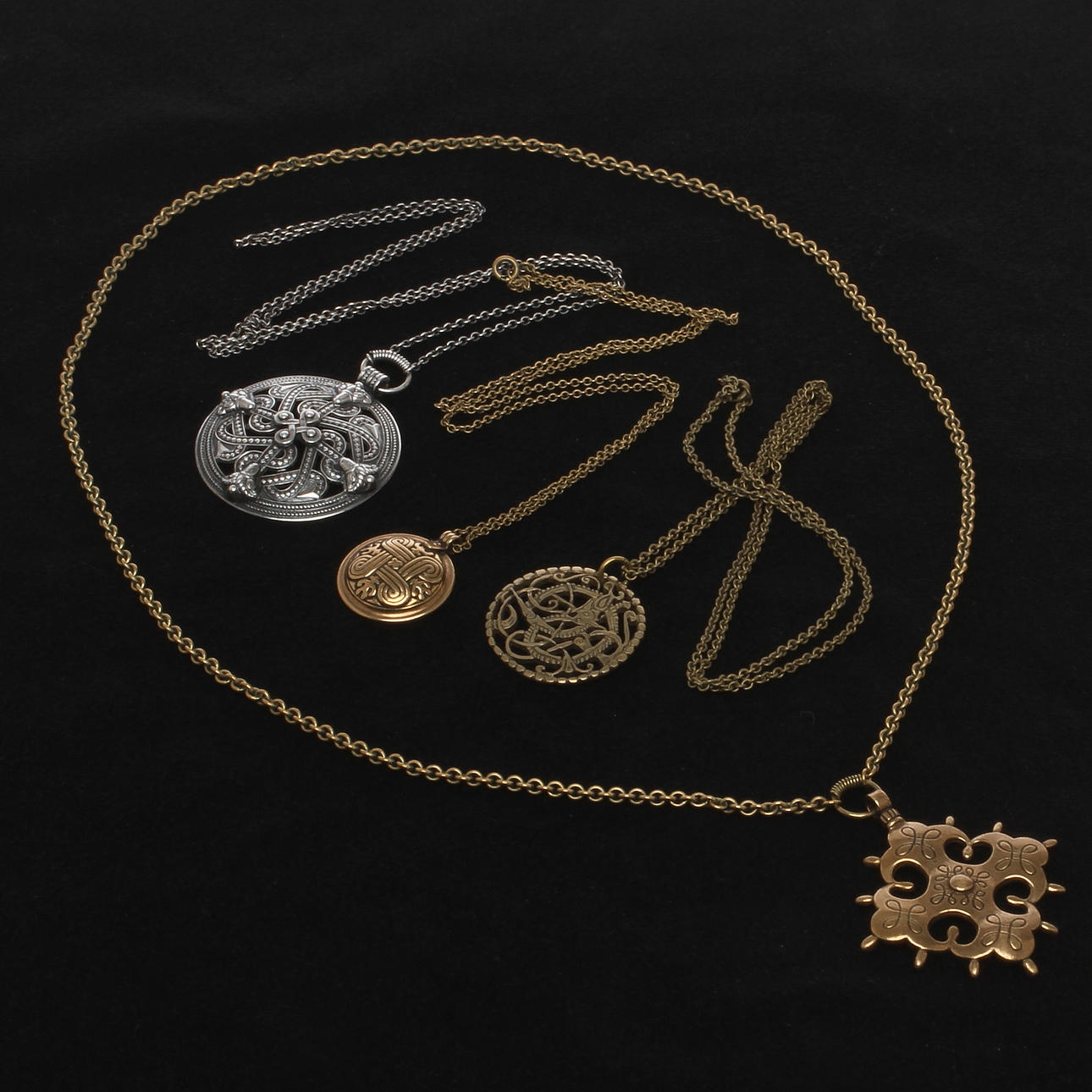 HALSBAND 4 st, silver samt brons, mestadels stämplad Kalevala Koru, Finland.