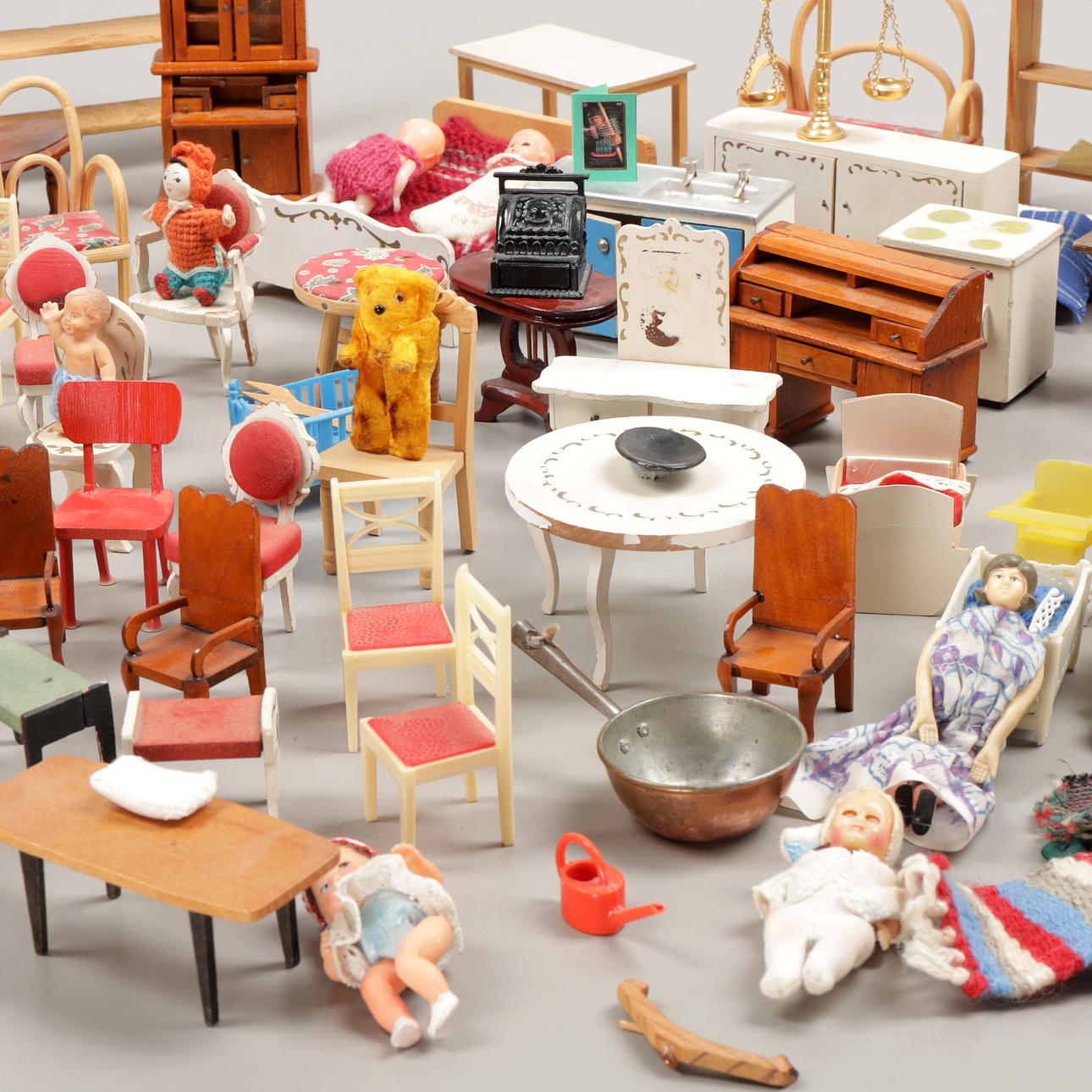 DOCKSKÅPSMÖBLER mm, 1900-tal.