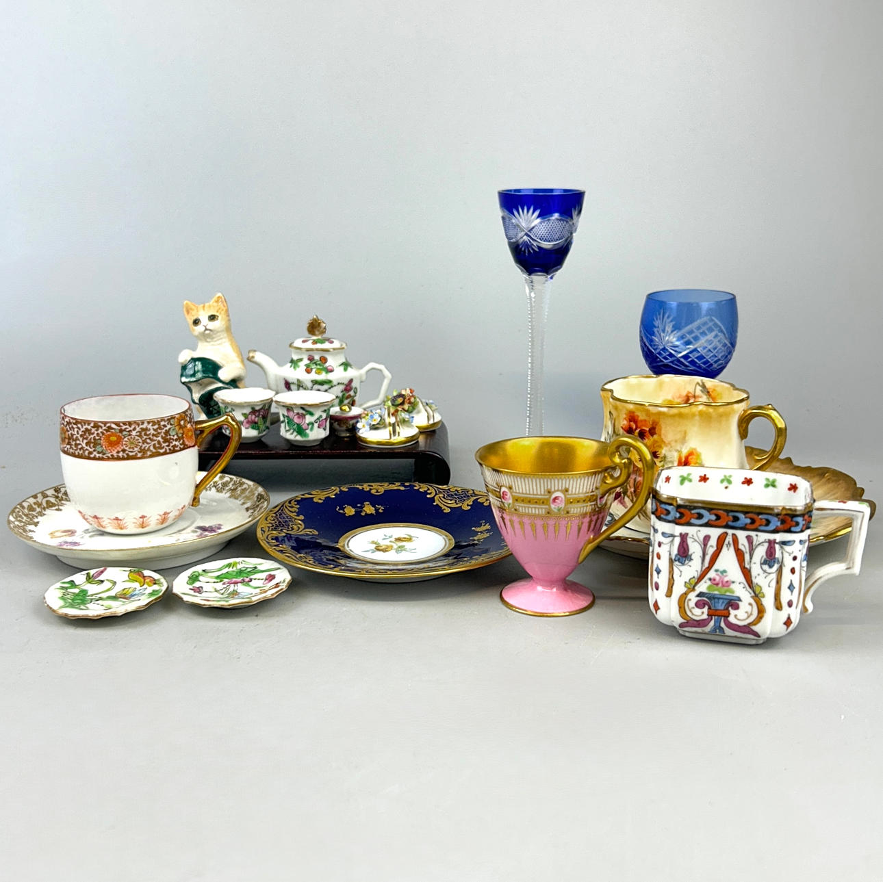 MIXED EARLY PORCELAIN AND GLASS.