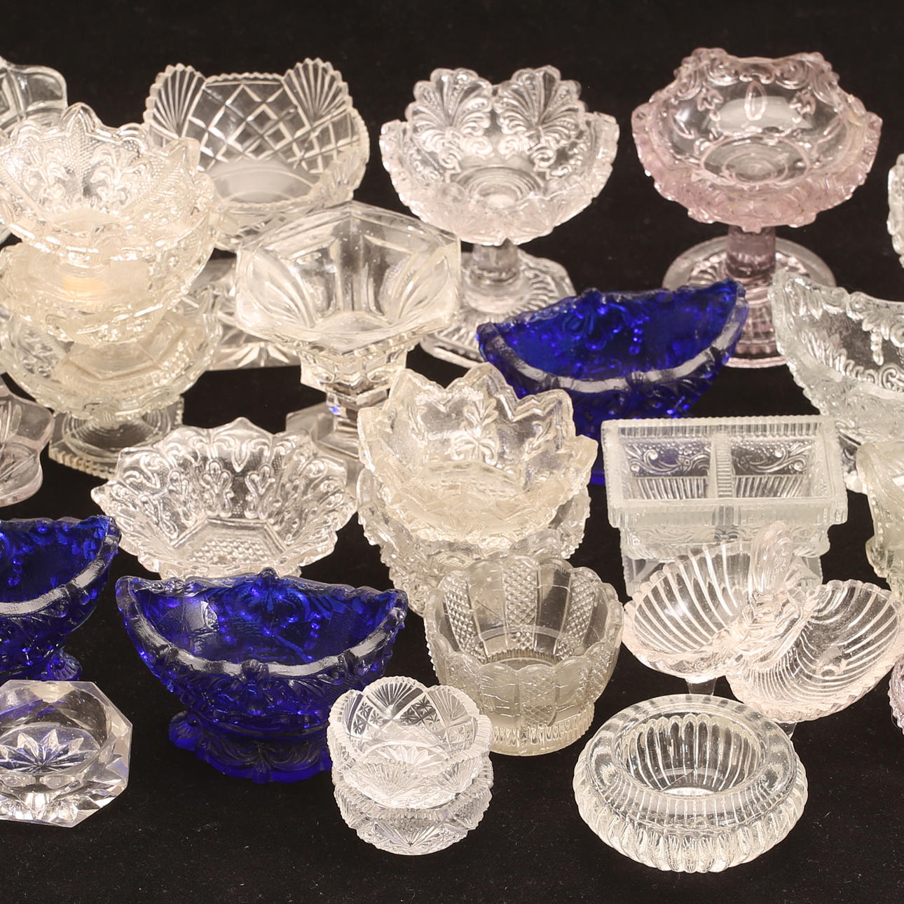 SALTKAR, 27 stycken, pressglas, 1900-tal.