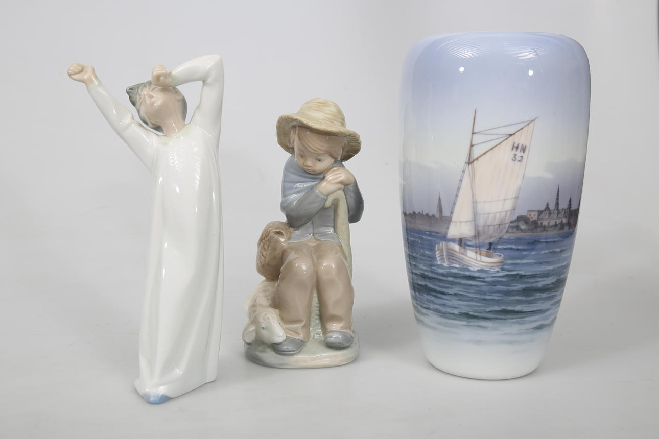 FIGURINER OCH VAS, porslin, 3 delar, bland annat Kunglig Dansk.