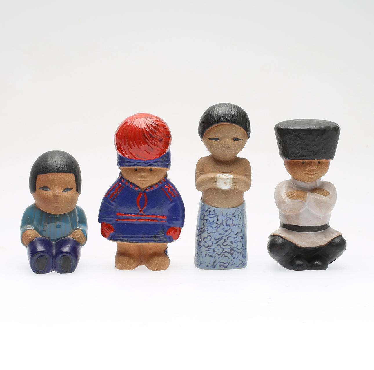 LISA LARSON. Figurer, 4 st, stengods, ur serien "Världens barn", Gustavsberg.