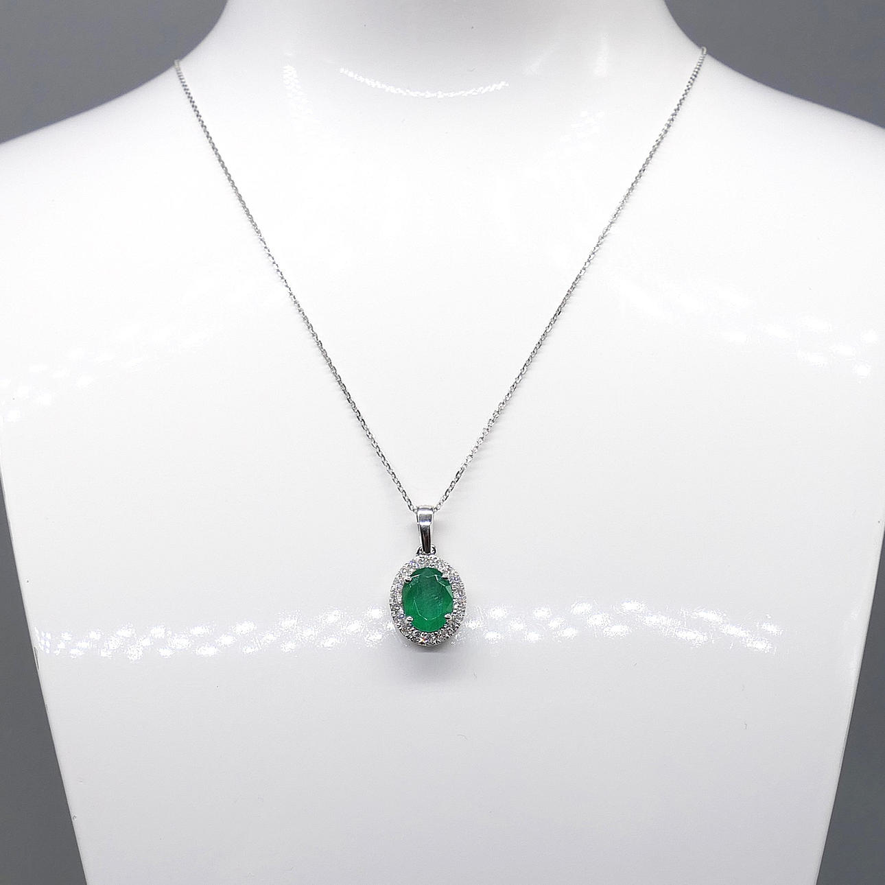 EMERALD & DIAMOND necklace.