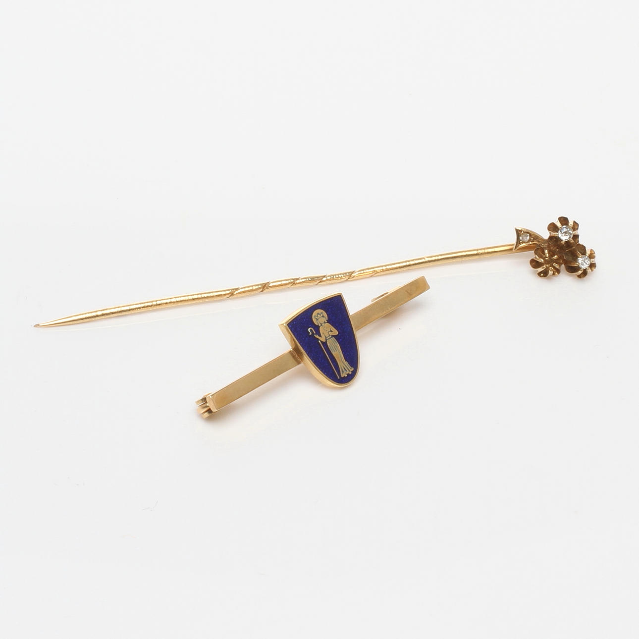 NÅL samt BROSCH, 18k guld, 1900-tal.
