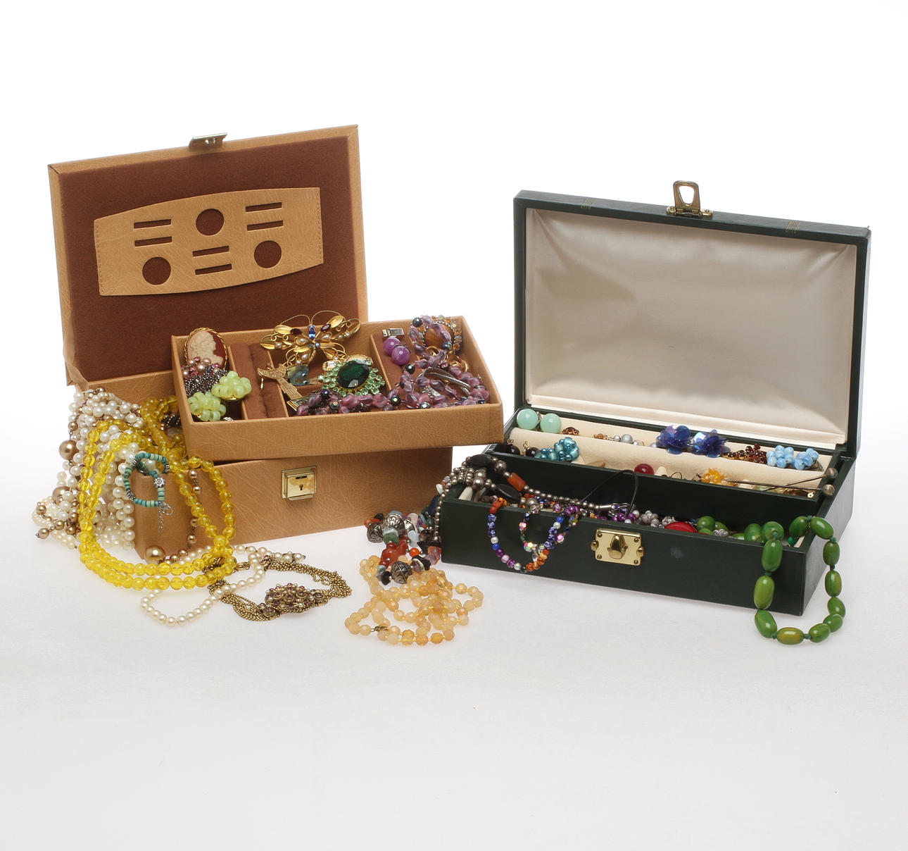 BIJOUTERIER, mestadels 1900-talets andra hälft.