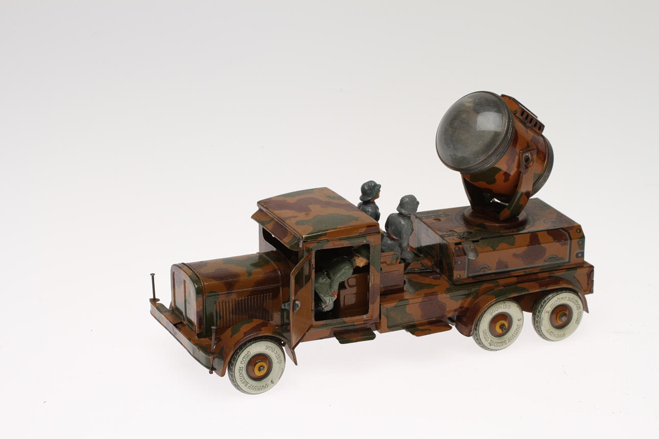 TIPP&CO STRÅLKASTARBIL , 4 figurer , 1930 - 1940-tal.