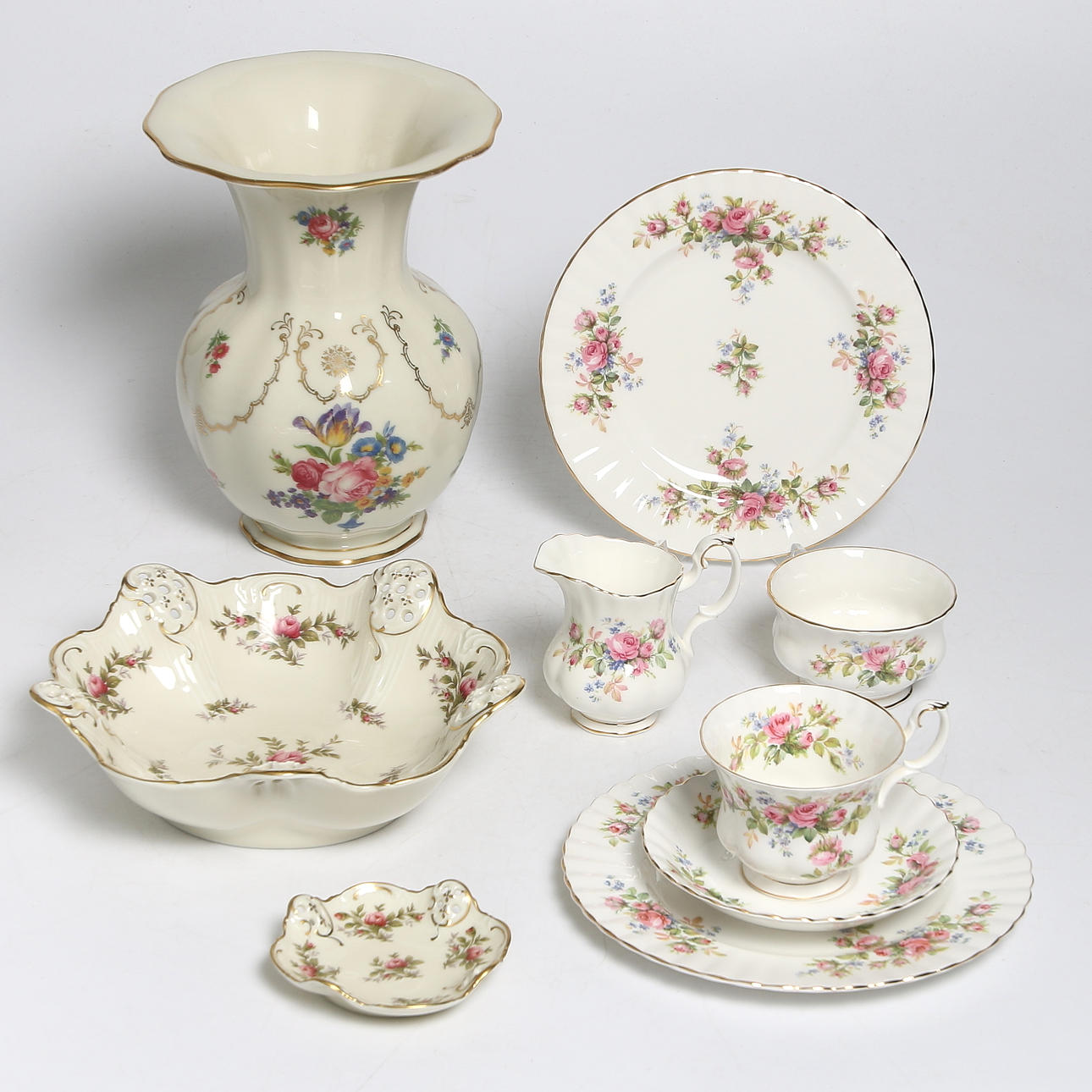 KAFFESERVIS samt VAS, 29 delar, porslin, bl.a. "Moss Rose", Royal Albert, England.