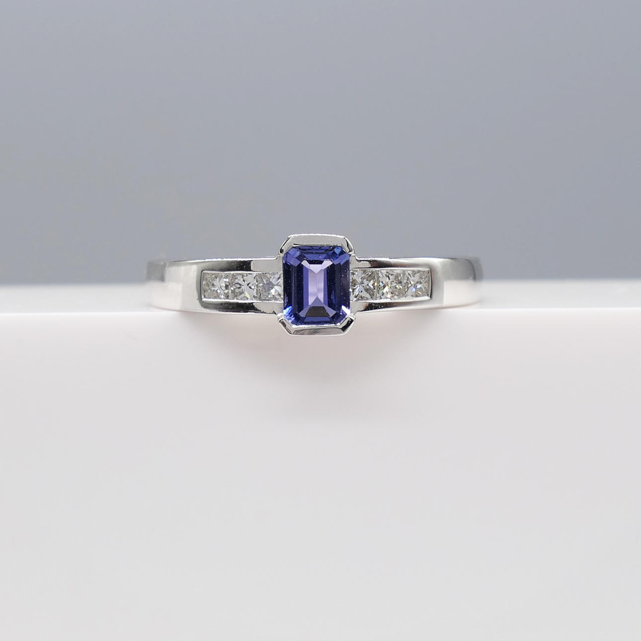 TANZANITE & DIAMOND dress ring.