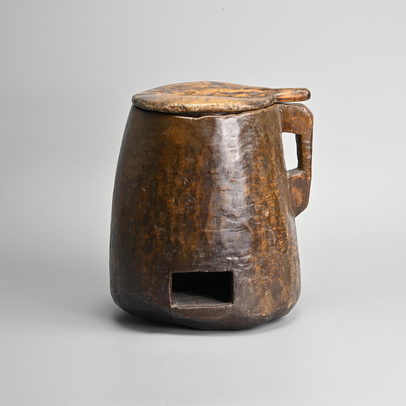 A WOODEN STORAGE CONTAINER WITH HANDLE AND COVER, 19/20TH CENTURY ...