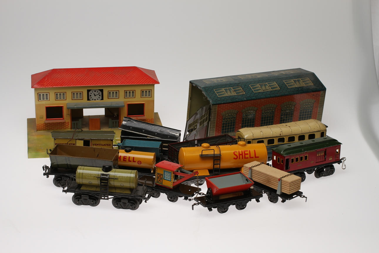 PARTI TÅG OCH VAGNAR skala 0, olika fabrikat, 13 vagnar, lokstall Tipp&Co station Kibri.