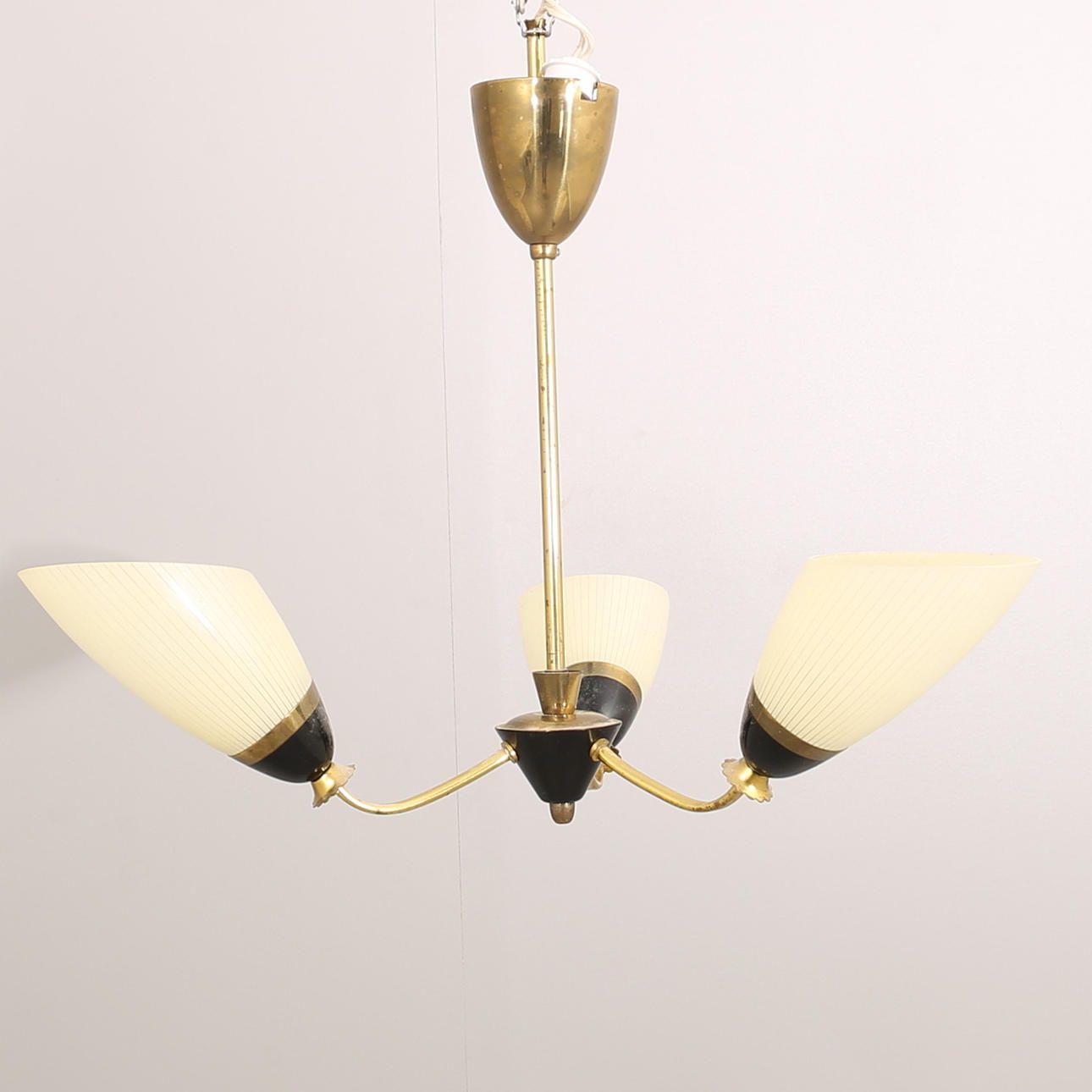 TAKLAMPA, 3-armad med glaskupor, 1950/1960-tal.