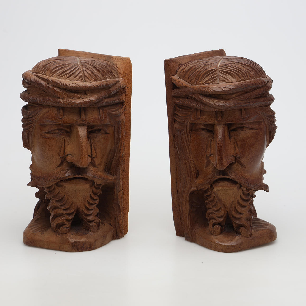 BOKSTÖD, 1 par, träsnideri.