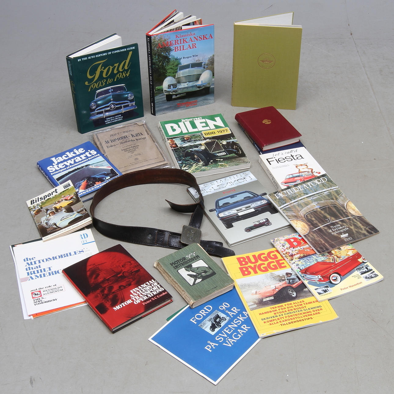 BÖCKER, tema "Bilar", mestadels Ford med bland annat autografer av Jackie Stewart samt BÄLTE, dekor av Ford.
