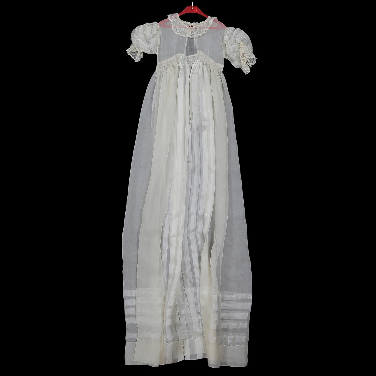 LÅNG DOPKLÄNNING, SPETSKRAGE, 1900-TAL.