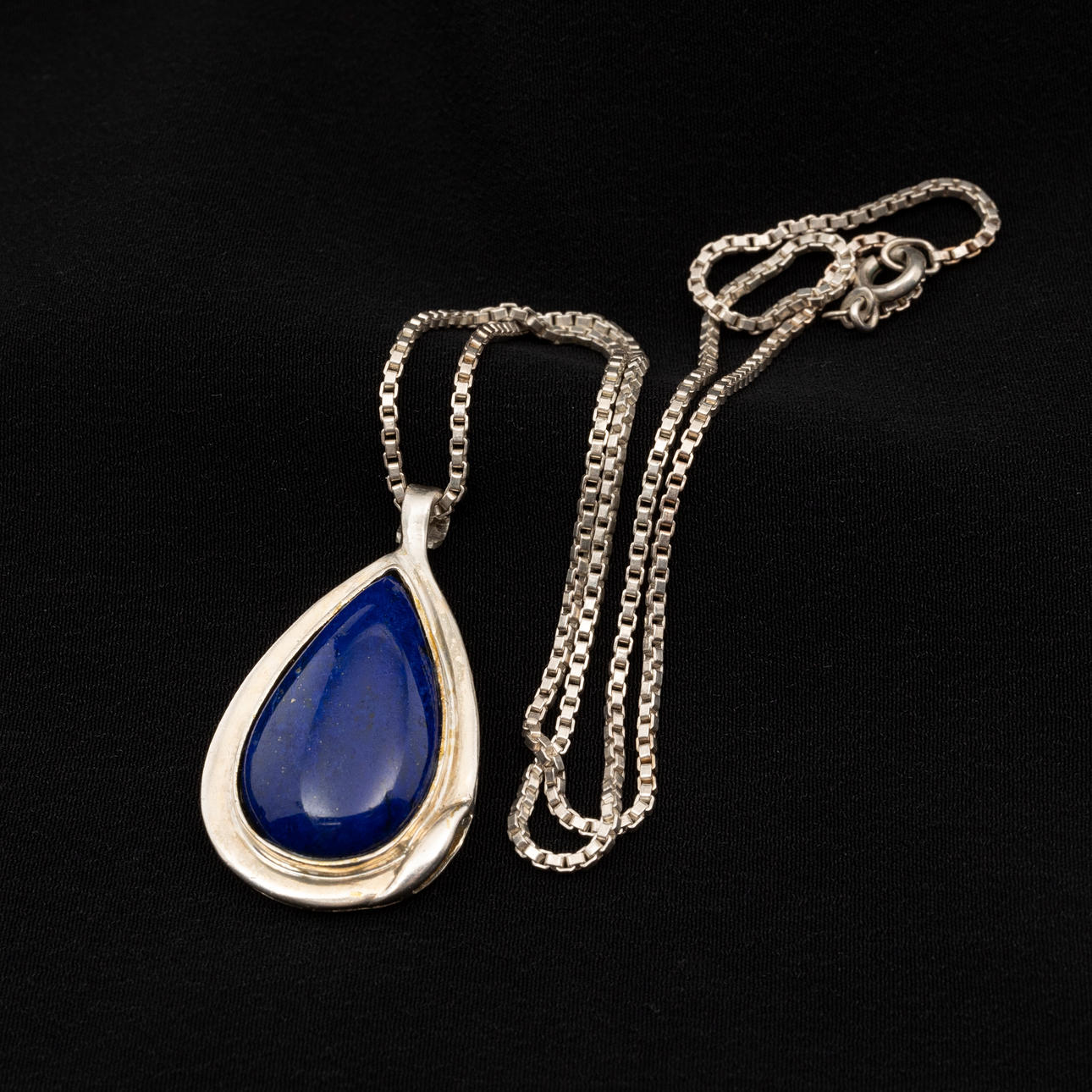 NECKLACE, silver, lapis lazuli.
