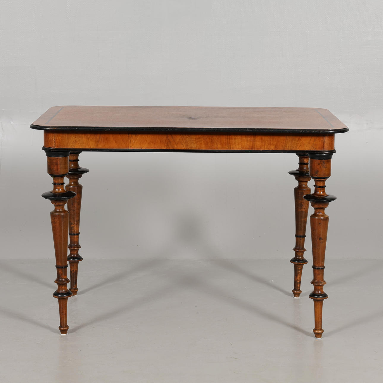 TABLE Neo-Renaissance style. Furniture - Tables - Auctionet