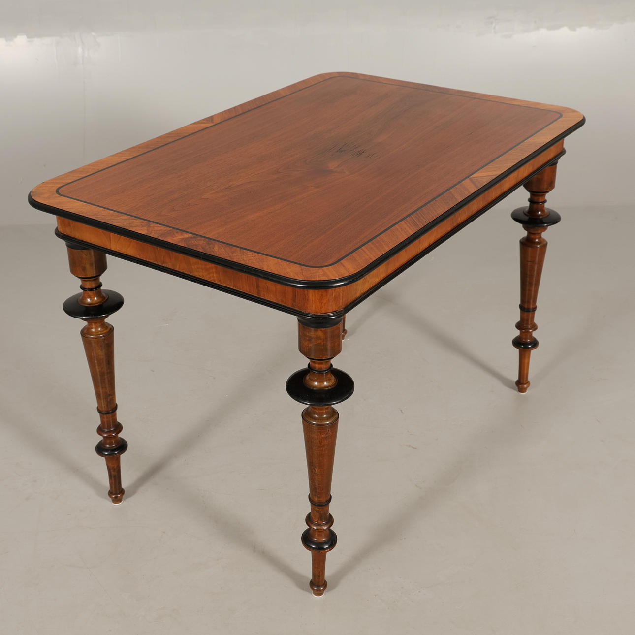 TABLE Neo-Renaissance style. Furniture - Tables - Auctionet