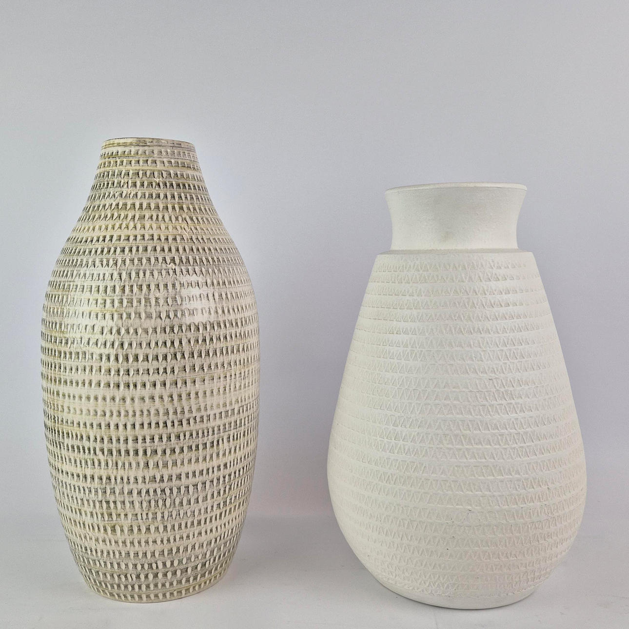 2 DIFFERING VASES.