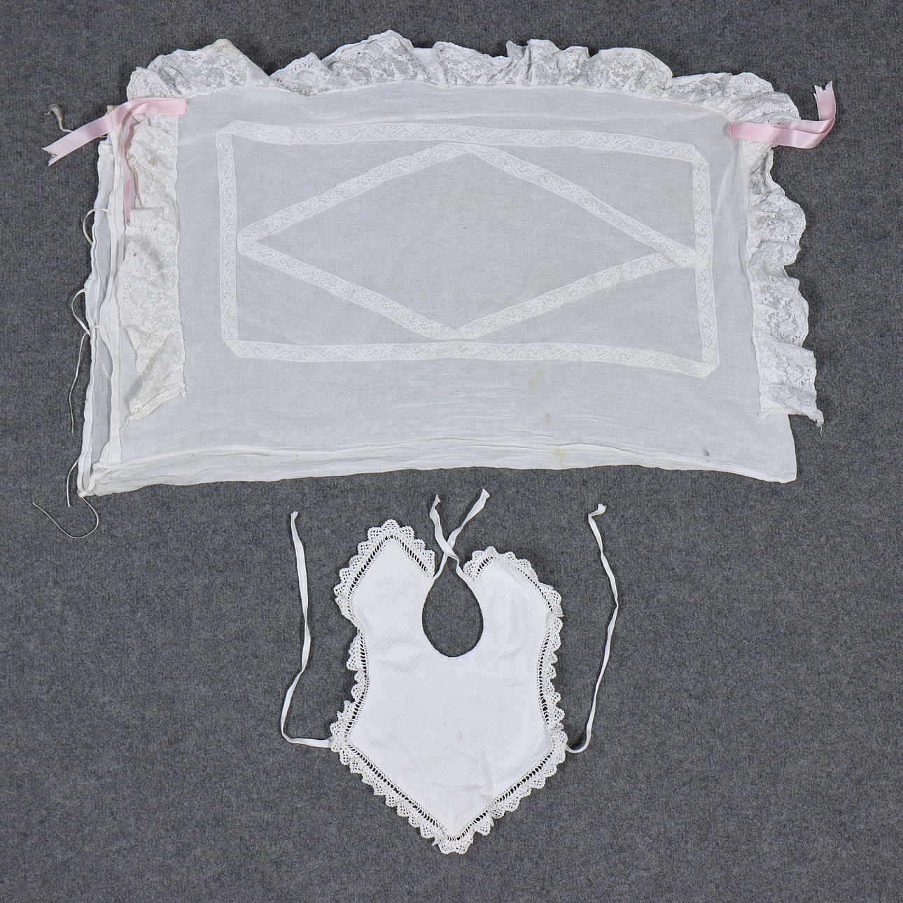 DOPKUDDE I SPETS, SAMT HAKKLAPP, 1900-TAL.