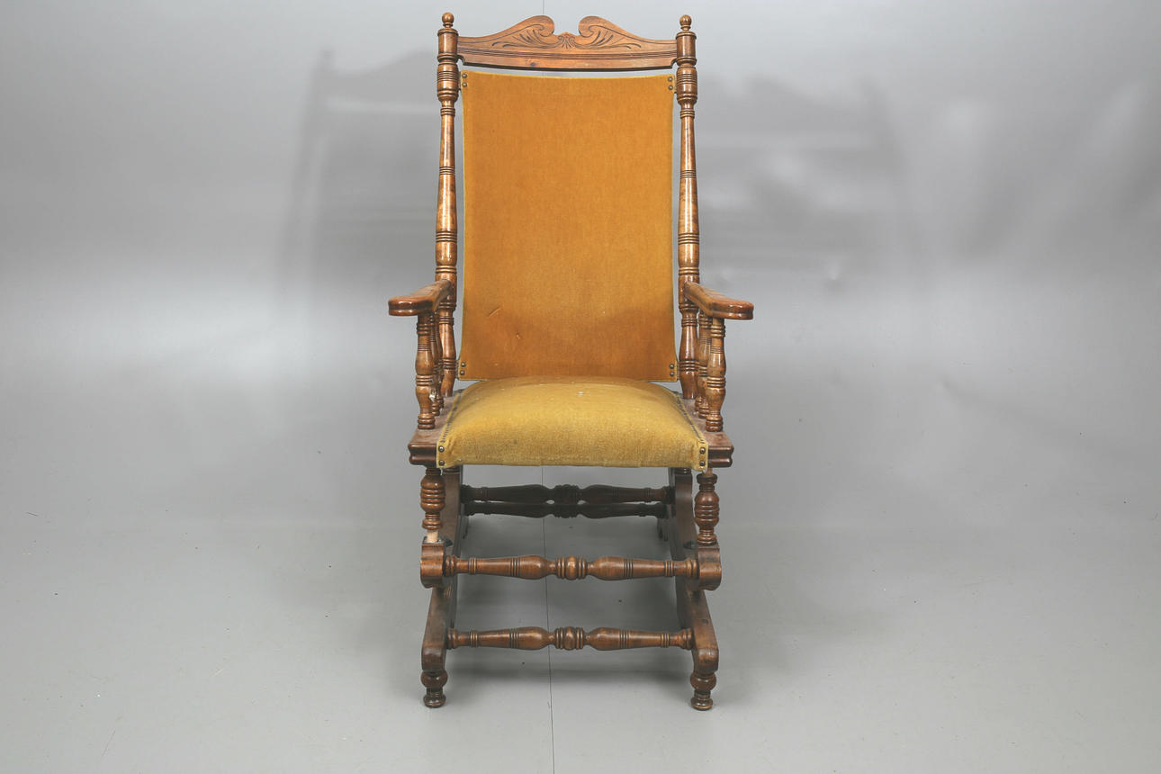 GUNGSTOL, ek, Amerikansk modell, 1900-talets första hälft.