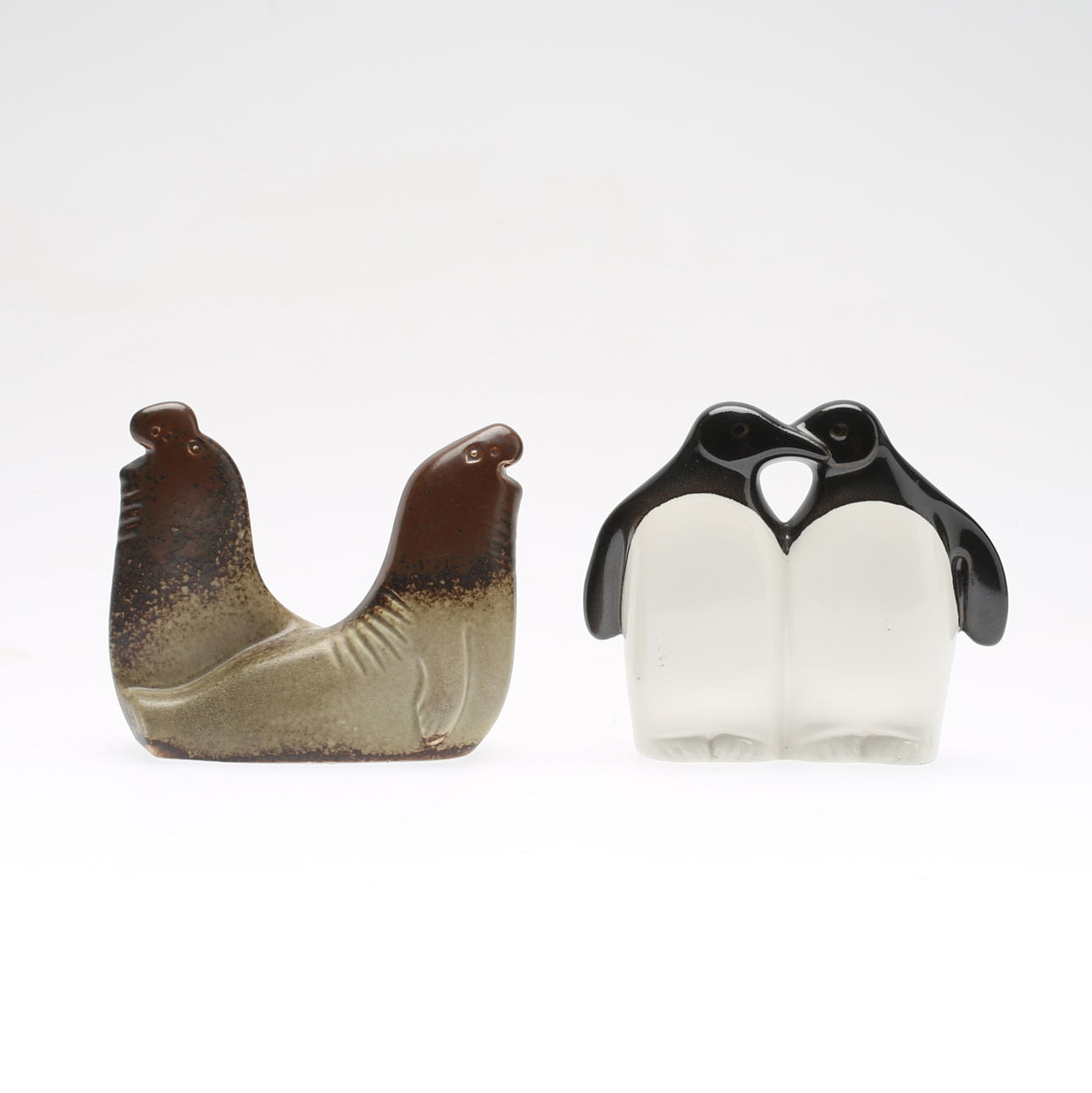LISA LARSON. 2 st, stengods, figurer, "Pingvin" och "Sjölejon", Gustavsberg.