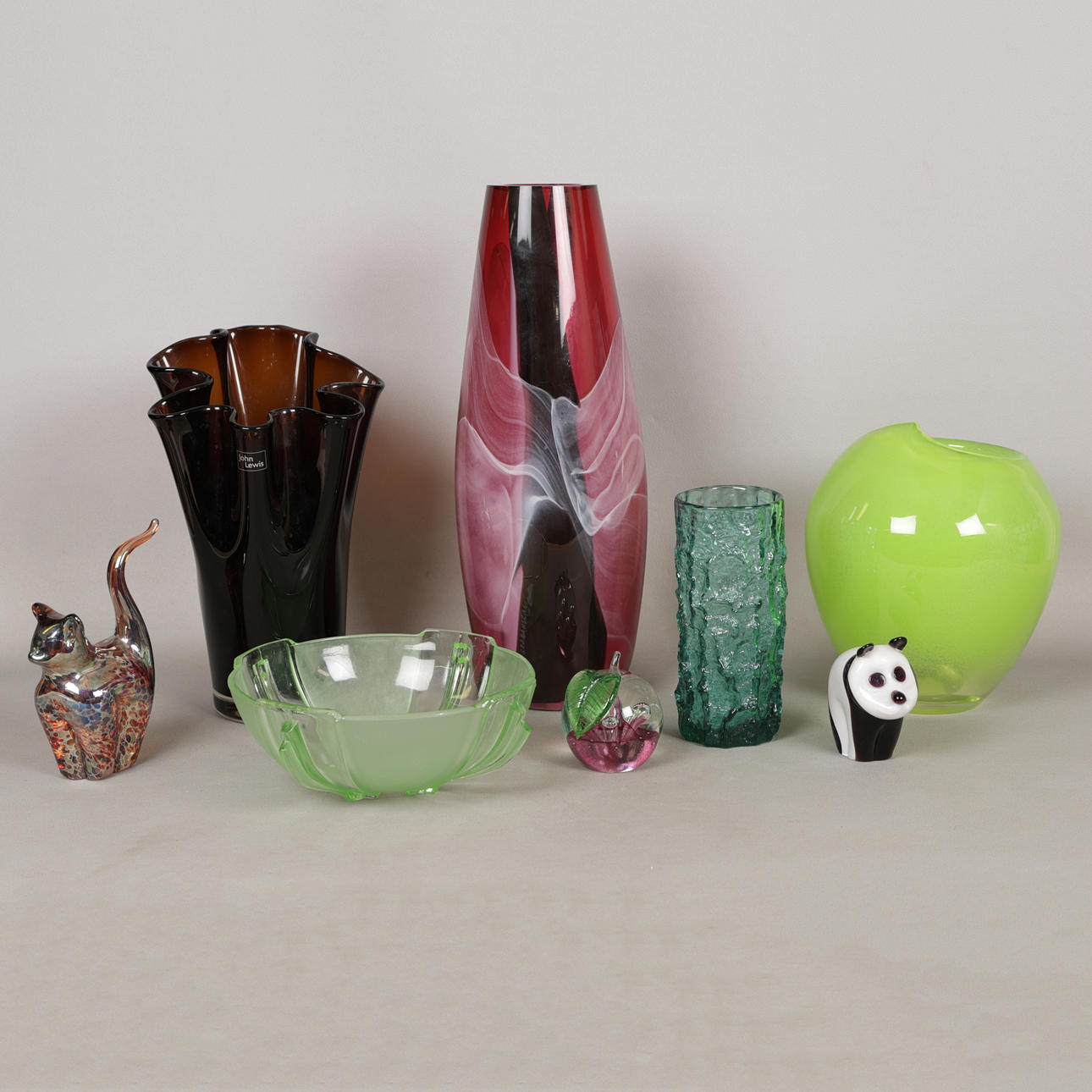 A COLLECTION OF 20TH CENTURY GLASSWARE (8). Glass - Art glass - Auctionet