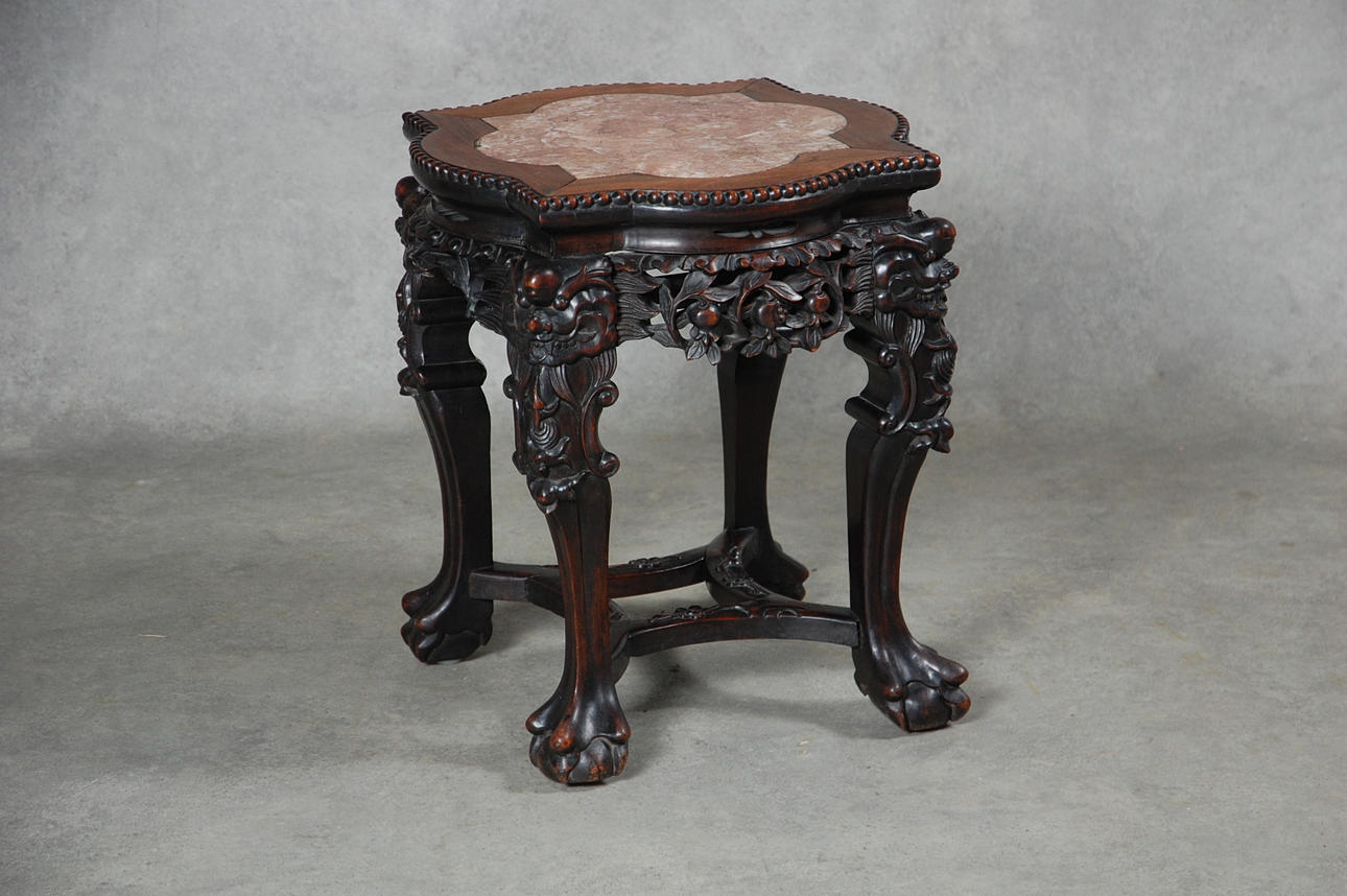 BORD rikligt skuret med röd marmorskiva Kina 18-1900 tal.